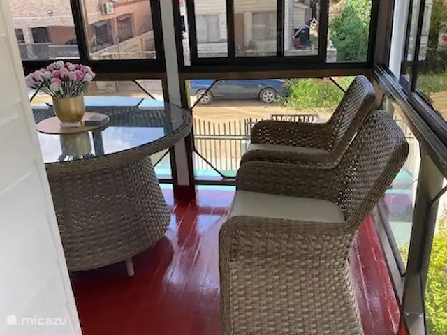 Location de Vacances Suriname, Paramaribo, Paramaribo, maison de vacances - Maison Mendes Appartement à l’étage. Ensemble de salle à manger en rotin en 2023
