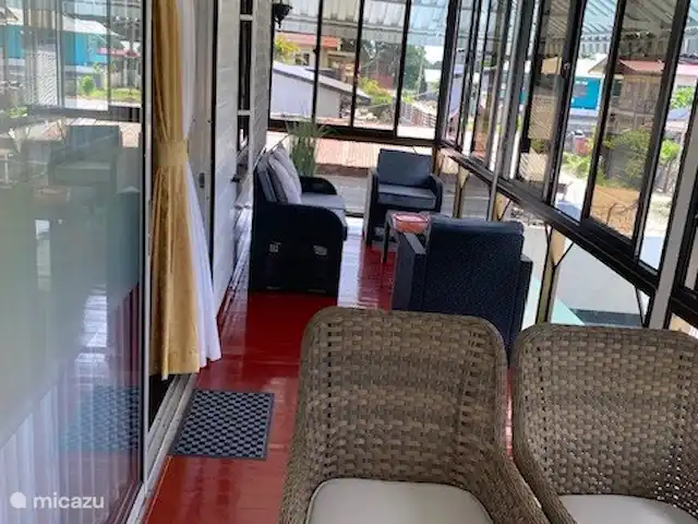 Location de Vacances Suriname, Paramaribo, Paramaribo, maison de vacances - Maison Mendes Appartement à l’étage. Ensemble de salle à manger en rotin en 2023