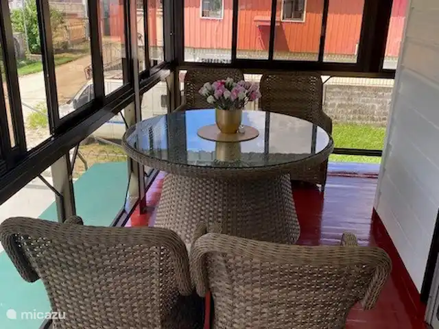Location de Vacances Suriname, Paramaribo, Paramaribo, maison de vacances - Maison Mendes Appartement à l’étage. Ensemble de salle à manger en rotin en 2023