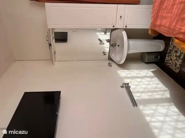 lavabo et TV dans la chambre 1