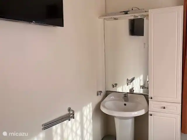 Location de Vacances Suriname, Paramaribo, Paramaribo, maison de vacances - Maison Mendes Appartement à l’étage. lavabo et TV dans la chambre 1