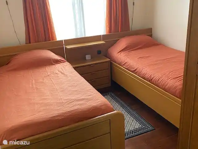 Location de Vacances Suriname, Paramaribo, Paramaribo, maison de vacances - Maison Mendes Appartement à l’étage. chambre 2 avec 2 lits simples