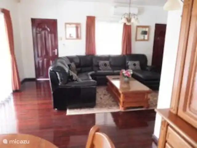 Location de Vacances Suriname, Paramaribo, Paramaribo, maison de vacances - Maison Mendes Appartement à l’étage. Salon avec canapé d’angle en cuir 2023