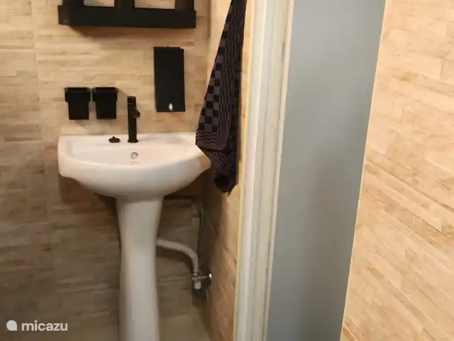 Location de Vacances Suriname, Paramaribo, Paramaribo, maison de vacances - Maison Mendes Appartement à l’étage. Lavabo 2025