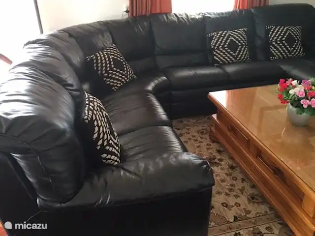 Location de Vacances Suriname, Paramaribo, Paramaribo, maison de vacances - Maison Mendes Appartement à l’étage. Canapé d’angle en cuir en 2023