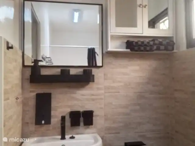 Location de Vacances Suriname, Paramaribo, Paramaribo, maison de vacances - Maison Mendes Appartement à l’étage. Salle de bain/WC 2025