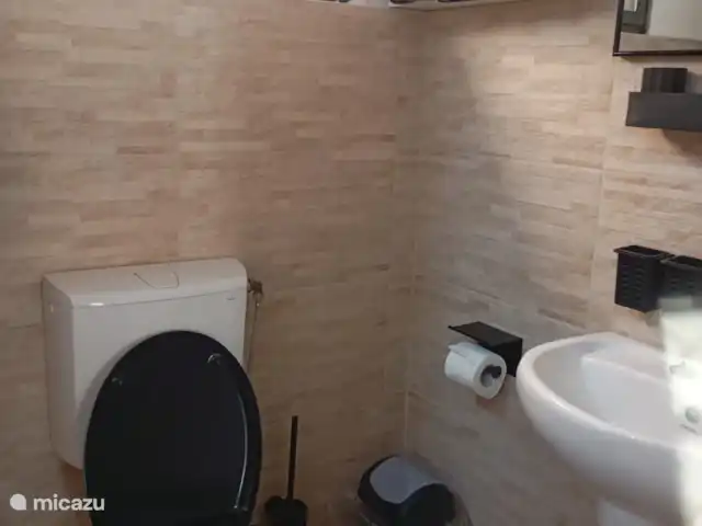 Location de Vacances Suriname, Paramaribo, Paramaribo, maison de vacances - Maison Mendes Appartement à l’étage. Salle de bain/WC 2025