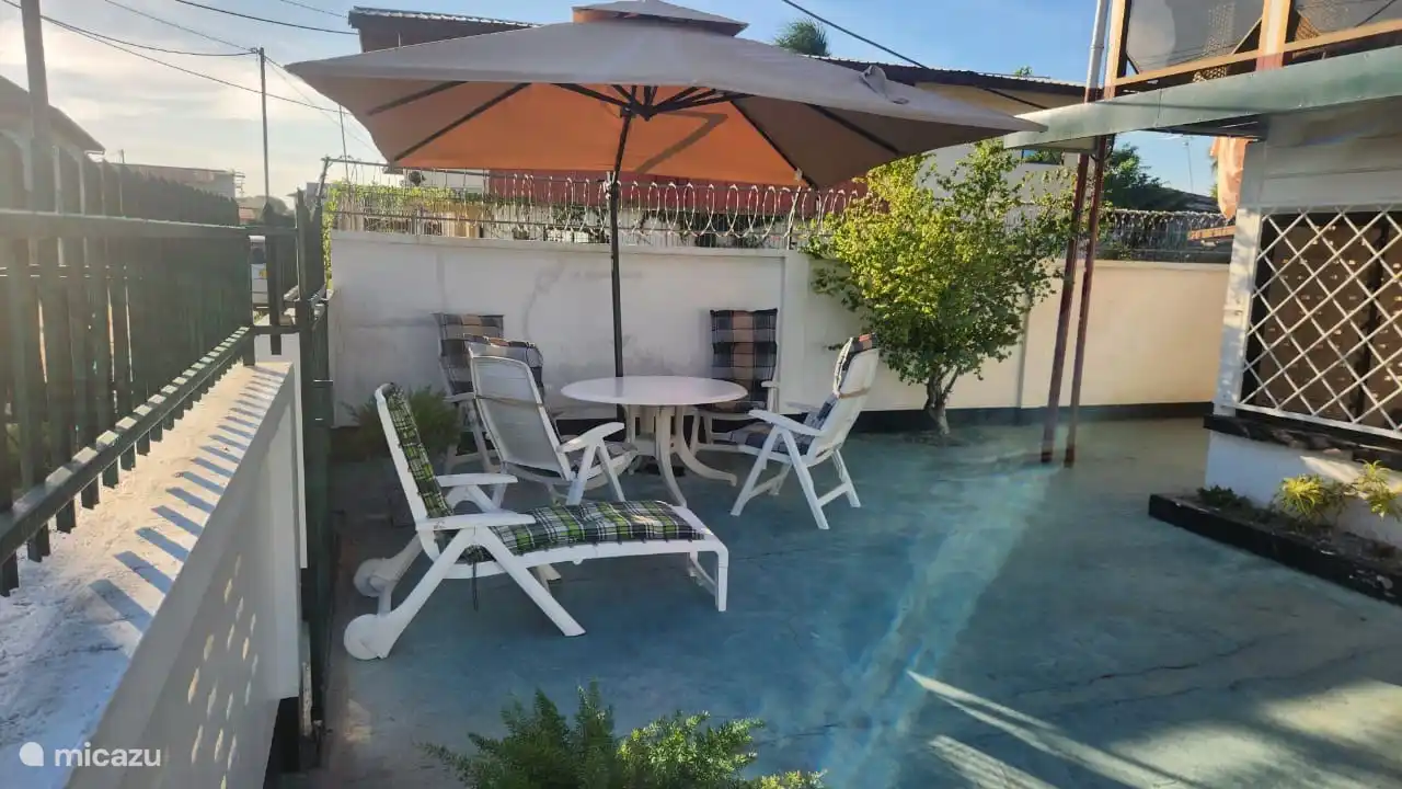 Terrasse pour les locataires de l’appartement à l’étage