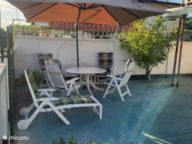 Location de Vacances Suriname, Paramaribo, Paramaribo, maison de vacances - Maison Mendes Appartement à l’étage. Terrasse pour les locataires de l’appartement à l’étage