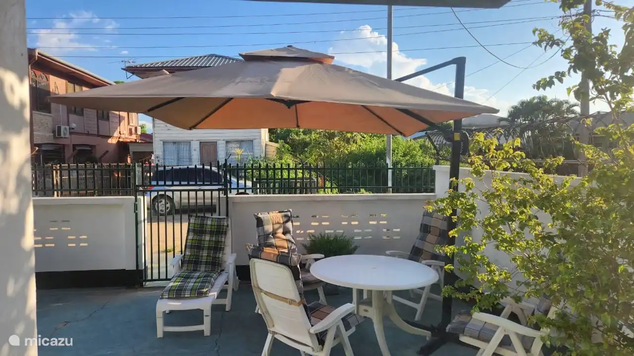 Terrasse pour les locataires de l’appartement à l’étage