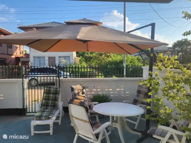 Location de Vacances Suriname, Paramaribo, Paramaribo, maison de vacances - Maison Mendes Appartement à l’étage. Terrasse pour les locataires de l’appartement à l’étage
