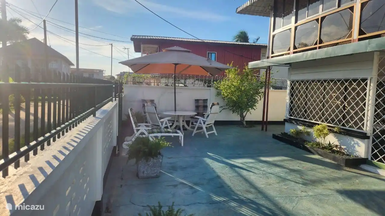 Terrasse pour les locataires de l’appartement à l’étage