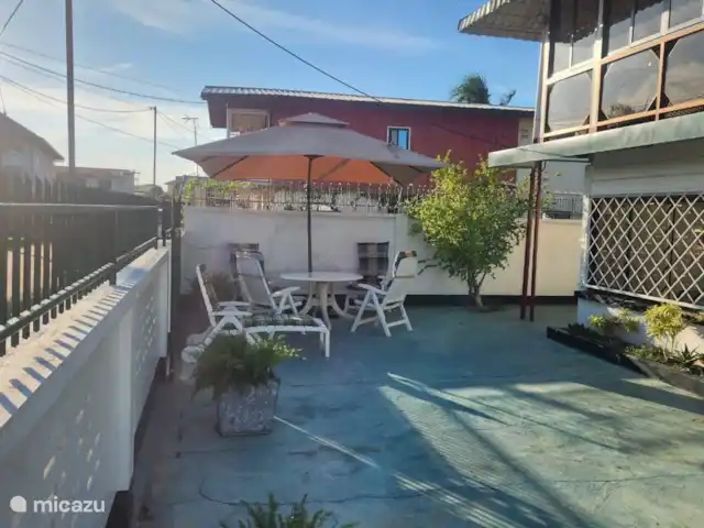 Location de Vacances Suriname, Paramaribo, Paramaribo, maison de vacances - Maison Mendes Appartement à l’étage. Terrasse pour les locataires de l’appartement à l’étage