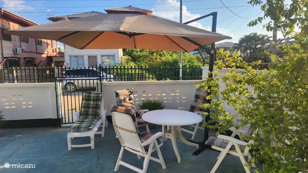 Terrasse pour les locataires de l’appartement à l’étage