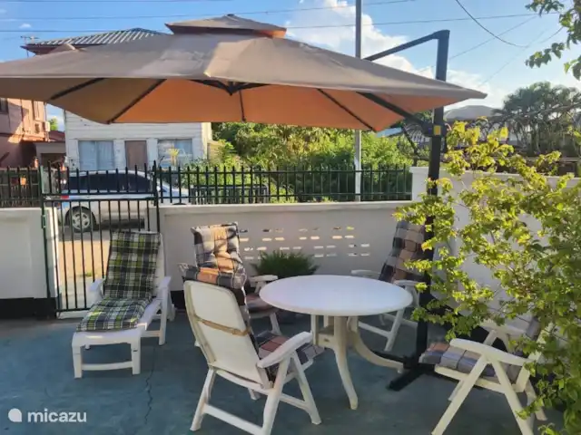 Location de Vacances Suriname, Paramaribo, Paramaribo, maison de vacances - Maison Mendes Appartement à l’étage. Terrasse pour les locataires de l’appartement à l’étage