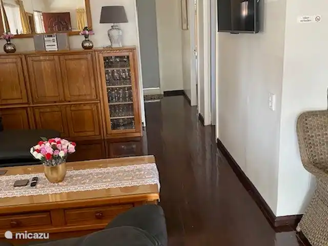 Location de Vacances Suriname, Paramaribo, Paramaribo, maison de vacances - Maison Mendes Appartement à l’étage. Salon avec écran plat 100x100cm en 2023