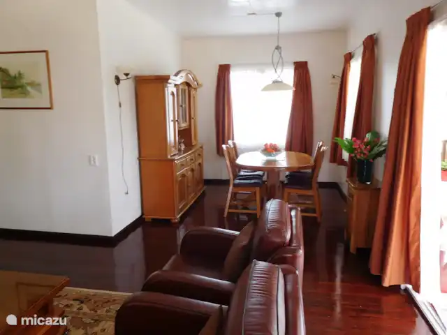 Location de Vacances Suriname, Paramaribo, Paramaribo, maison de vacances - Maison Mendes Appartement à l’étage. Salle à manger