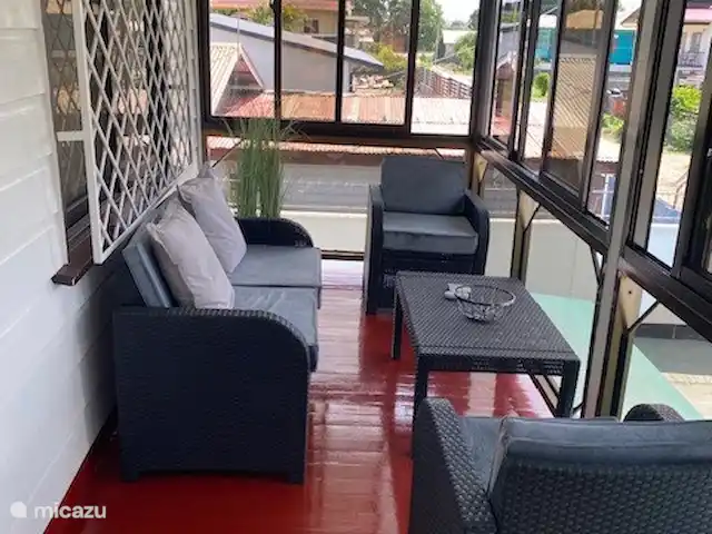 Location de Vacances Suriname, Paramaribo, Paramaribo, maison de vacances - Maison Mendes Appartement à l’étage. Salon aménagé dans l’autre coin en 2024
