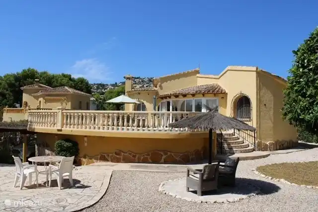 The stairs to the garden with cozy seating areas.
