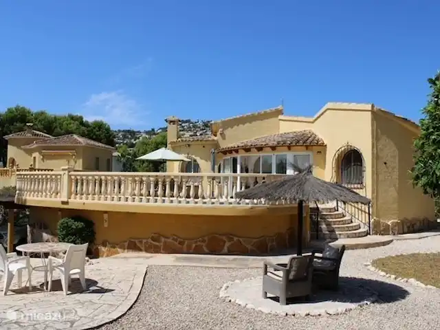 Location de Vacances Espagne, Costa Blanca, Moraira, villa - Villa Hélios Les escaliers menant au jardin avec des coins salons confortables.
