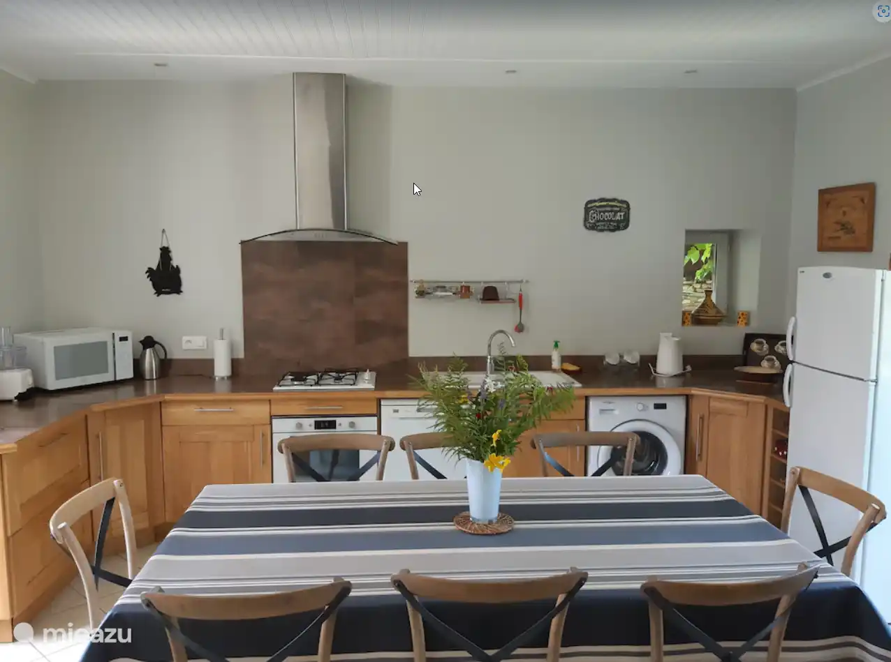 Die Küche mit Esstisch und Stühlen