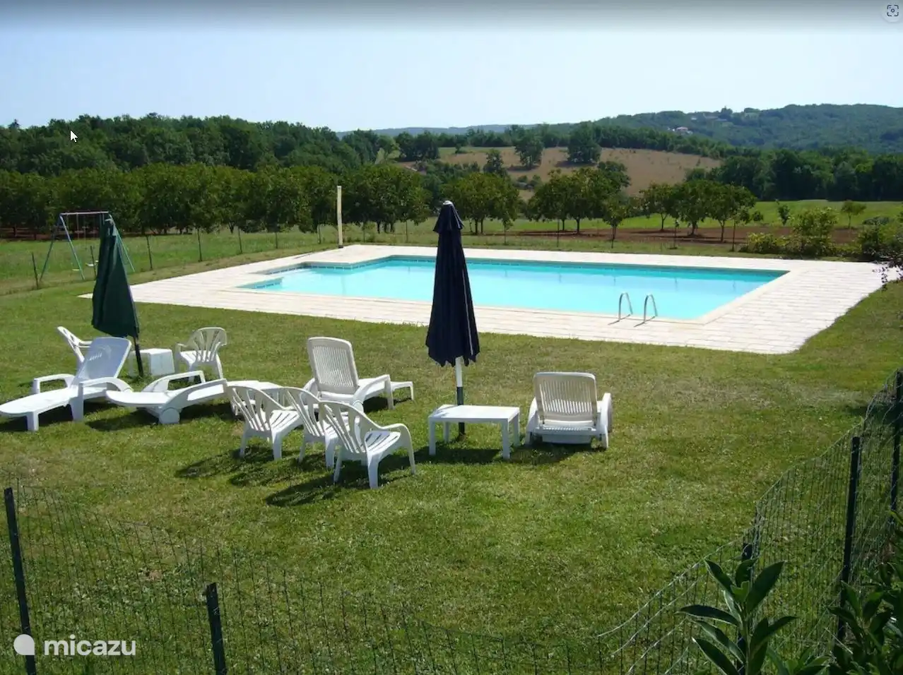 Der gemeinsame Pool mit Blick auf das Tal