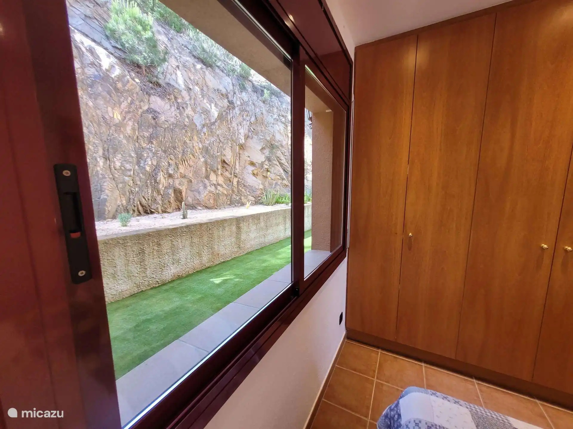 Cette chambre est adjacente à l’arrière de la villa