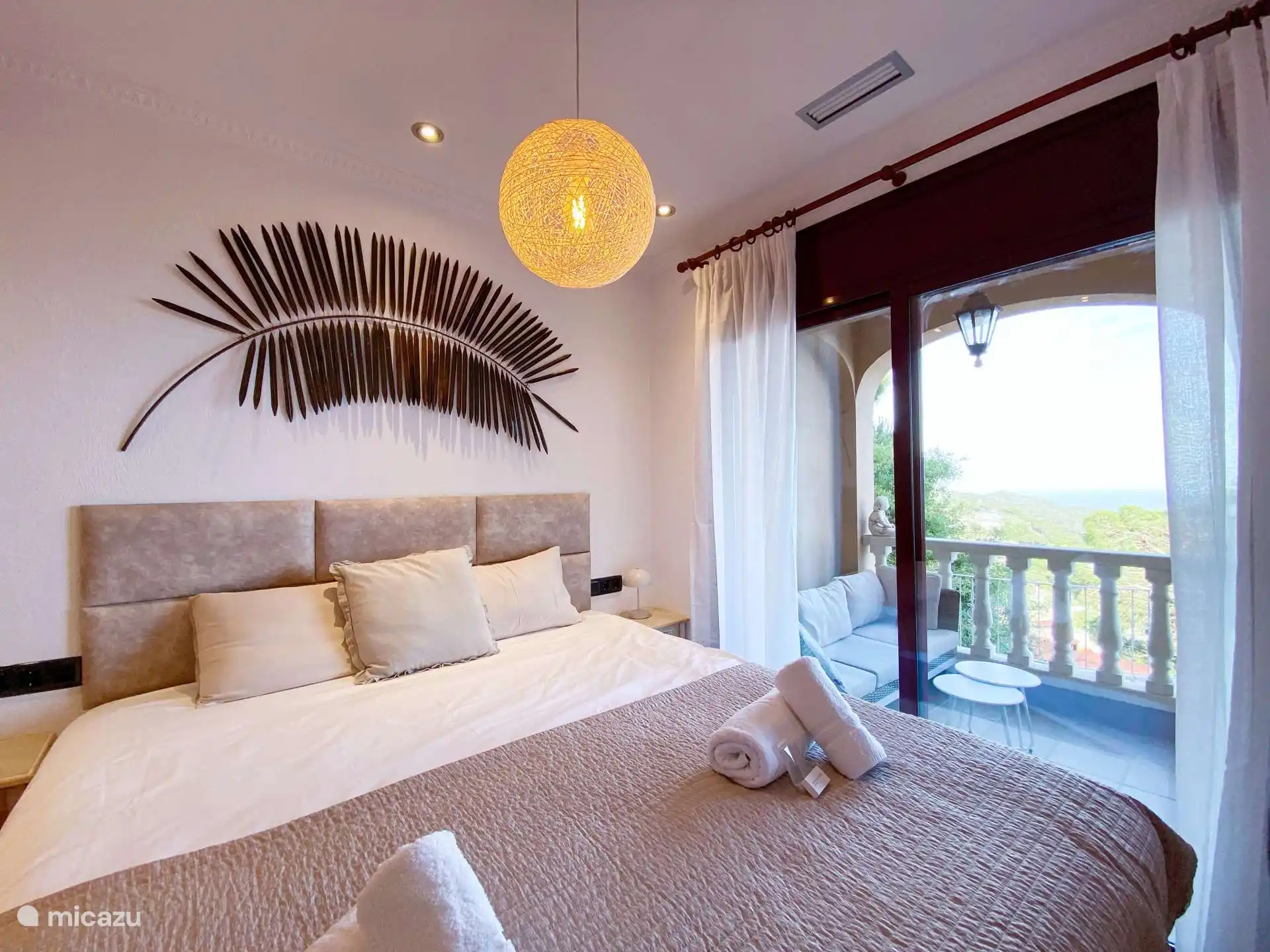 Cette chambre est également adjacente à la vaste terrasse à laquelle vous pouvez facilement accéder par les portes-patio