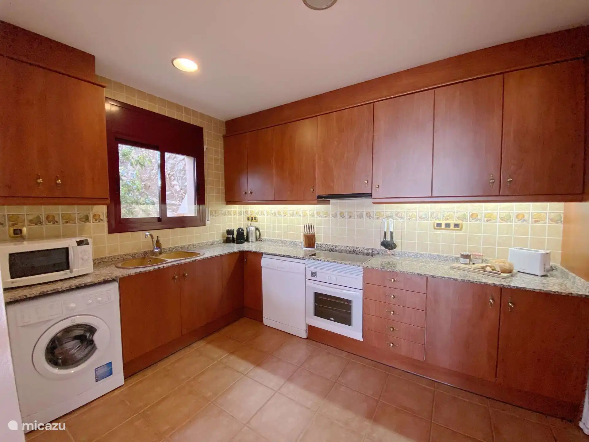 cuisine entièrement équipée avec un four, une machine à café Nespresso et un lave-vaisselle