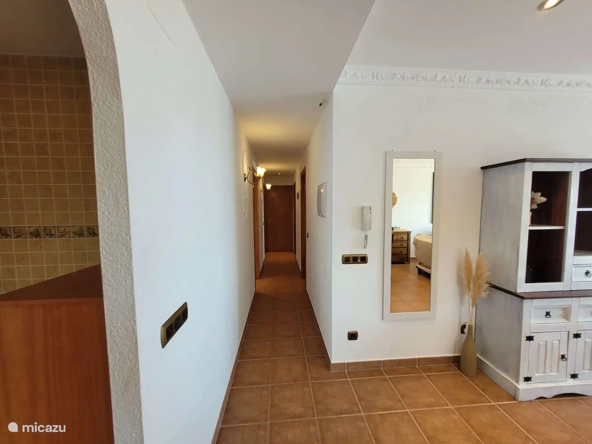 Le couloir menant aux chambres, trois des quatre chambres s’y trouvent ainsi que deux salles de bains