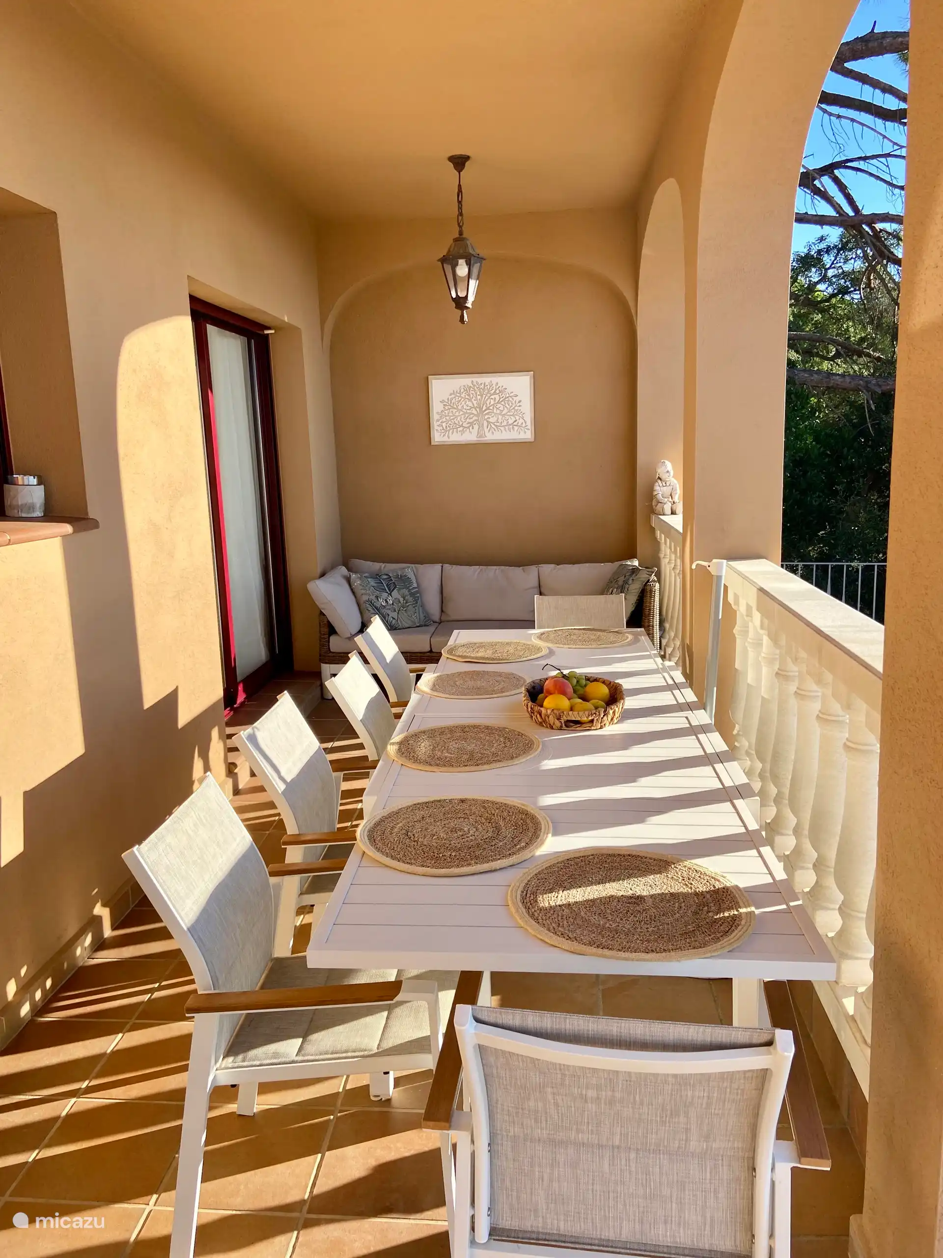 Jolie terrasse avec de la place pour tout le monde