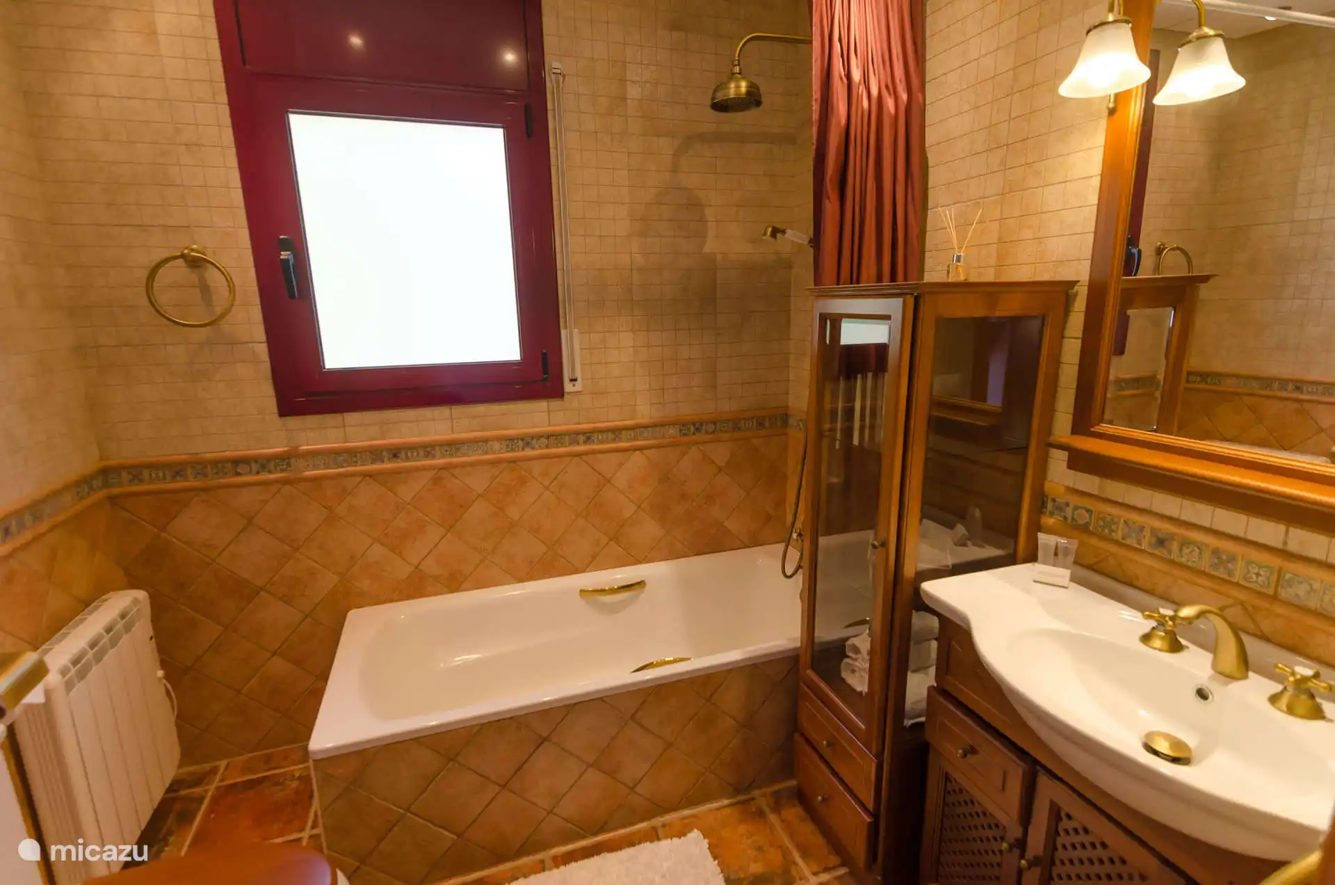 Équipé de baignoire, bidet et toilettes