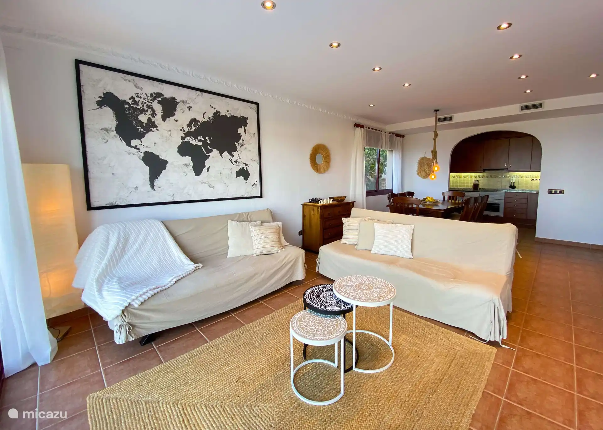 Salon avec deux canapés