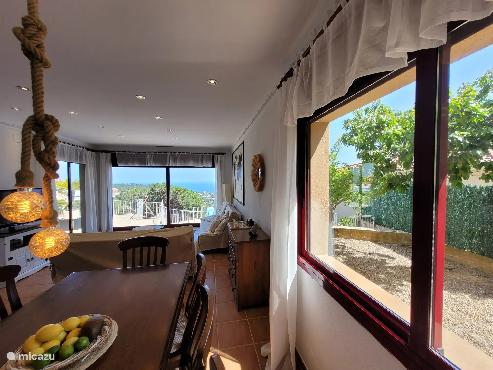 Ici, on peut voir l’extérieur de l’intérieur, de ce côté de la villa il y a un barbecue