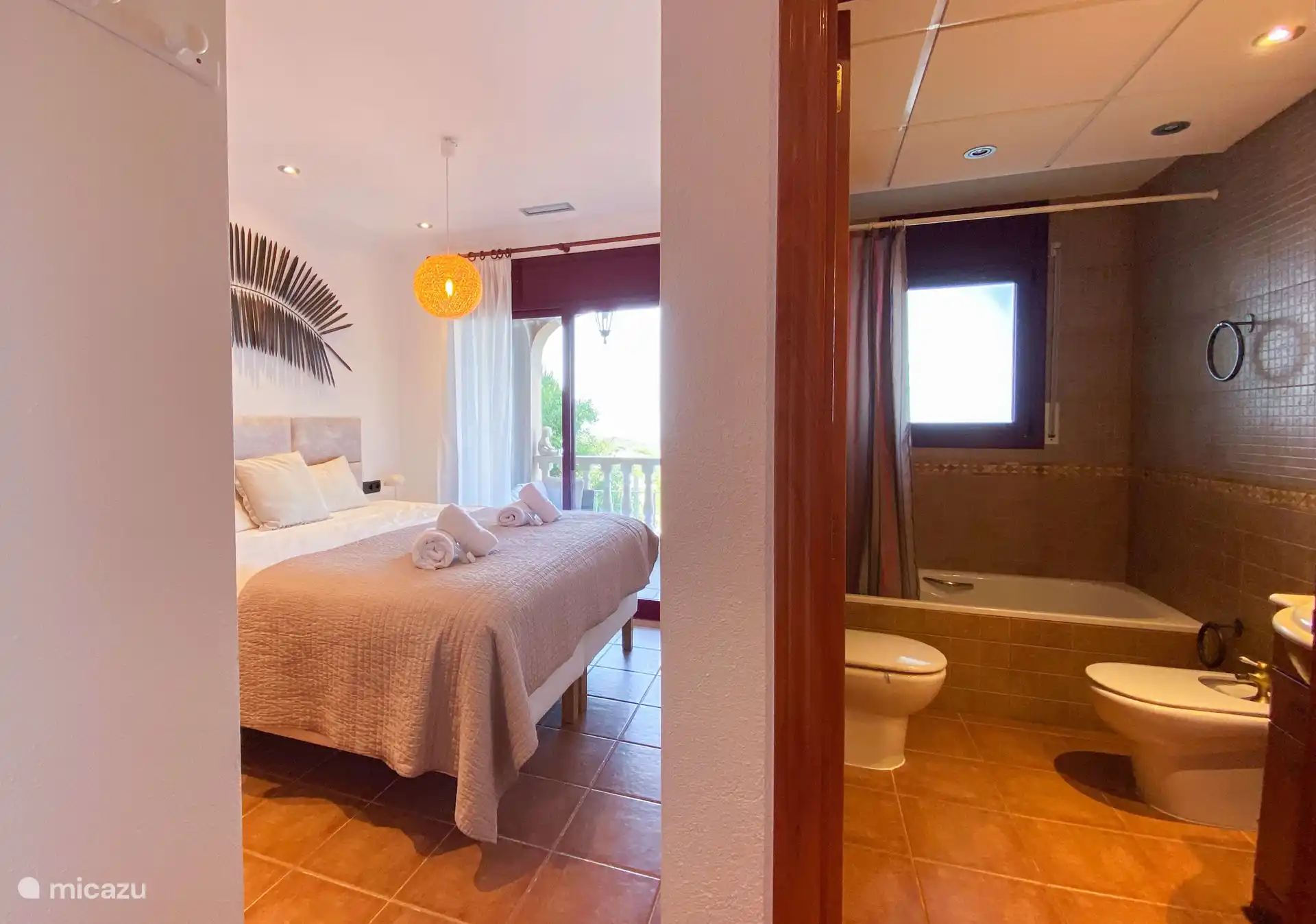 La troisième chambre, la chambre parentale avec un lit de 1,80x2,00 et une salle de bain attenante