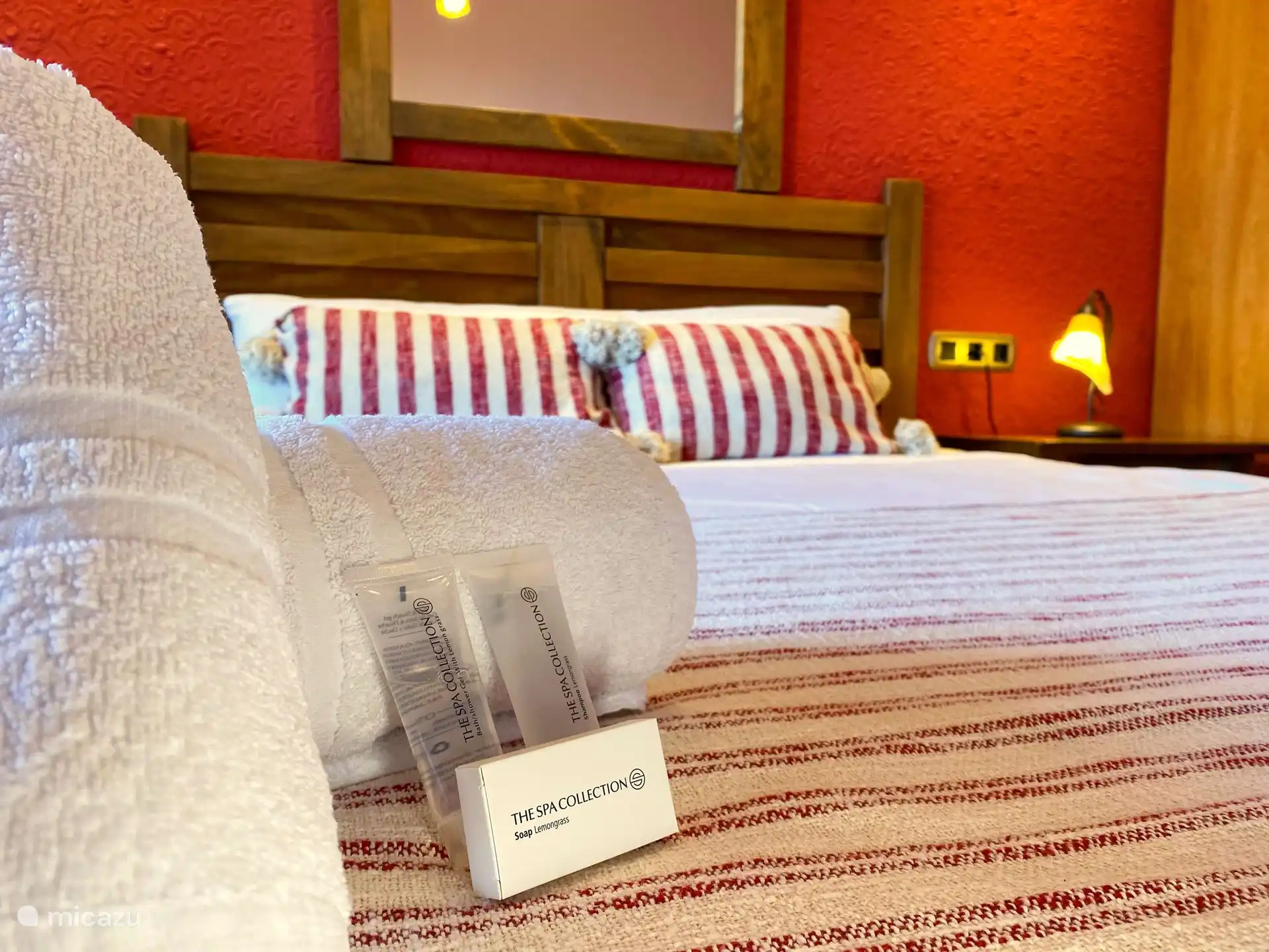 Au début, les lits sont faits pour vous et vous recevrez un ensemble de serviettes avec ce délicieux ensemble de savon SPA COLLECTION