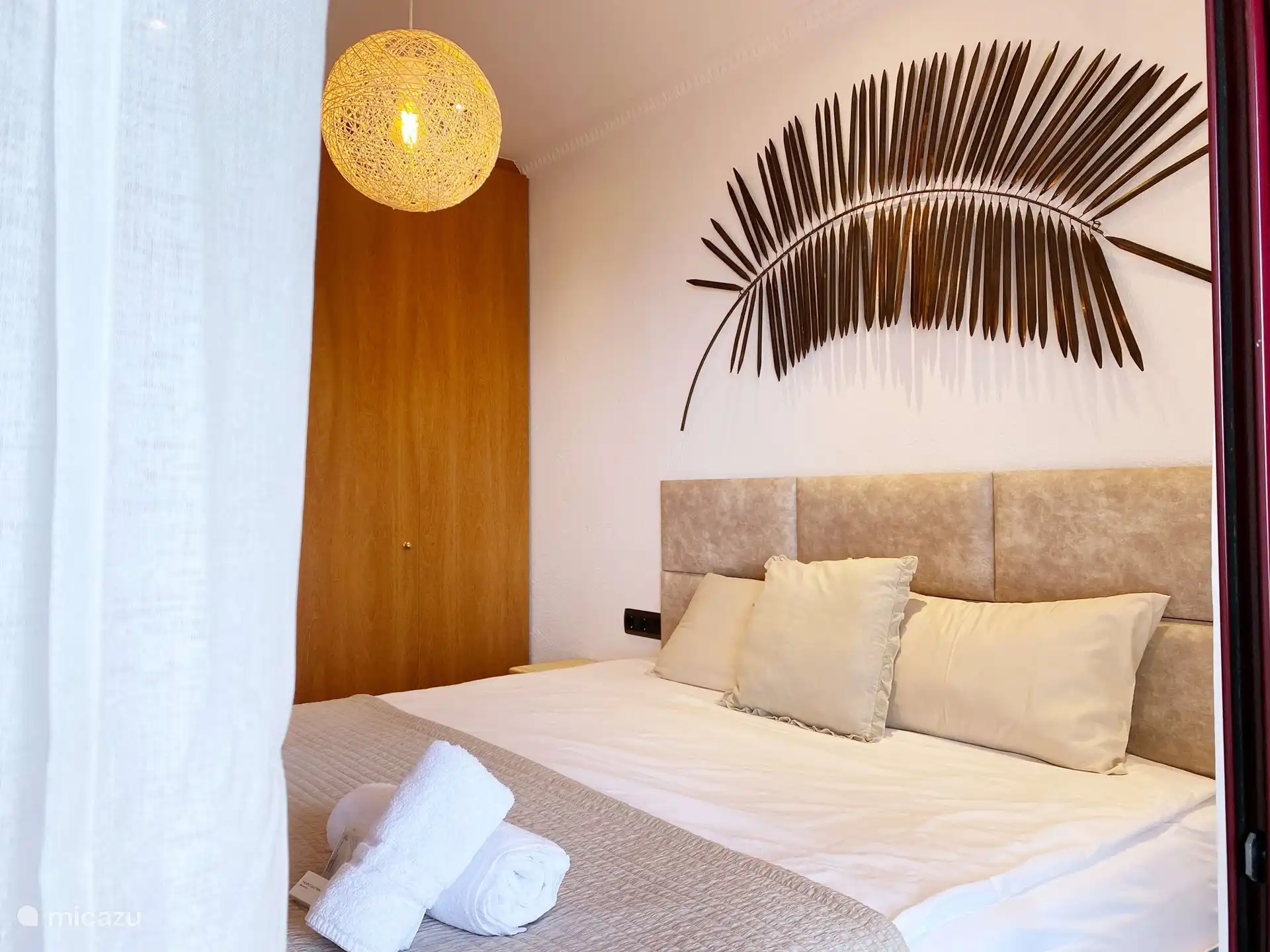 Dans cette chambre se trouve également une grande armoire intégrée pour votre garde-robe