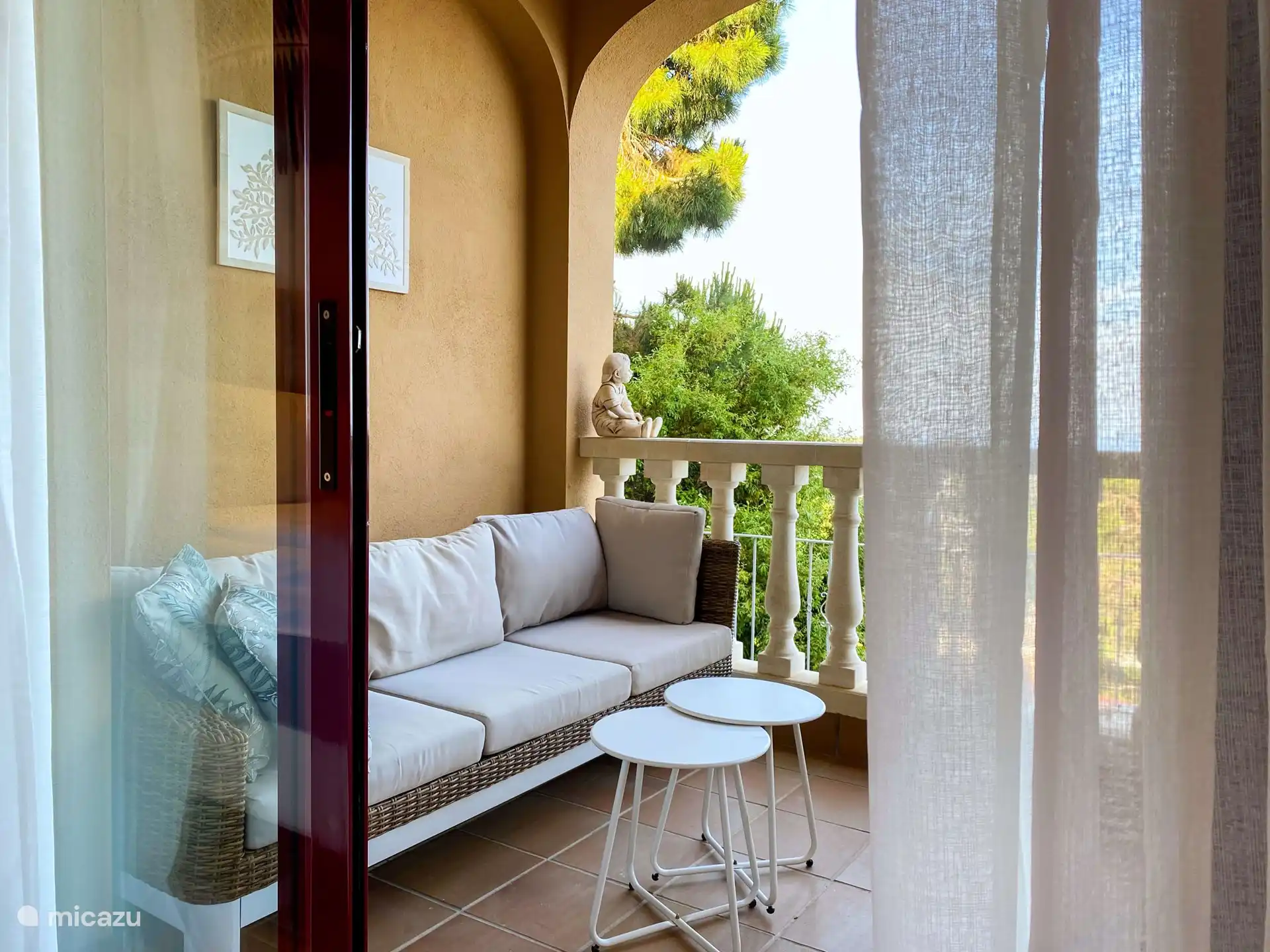 Sur la terrasse, vous trouverez un joli coin salon