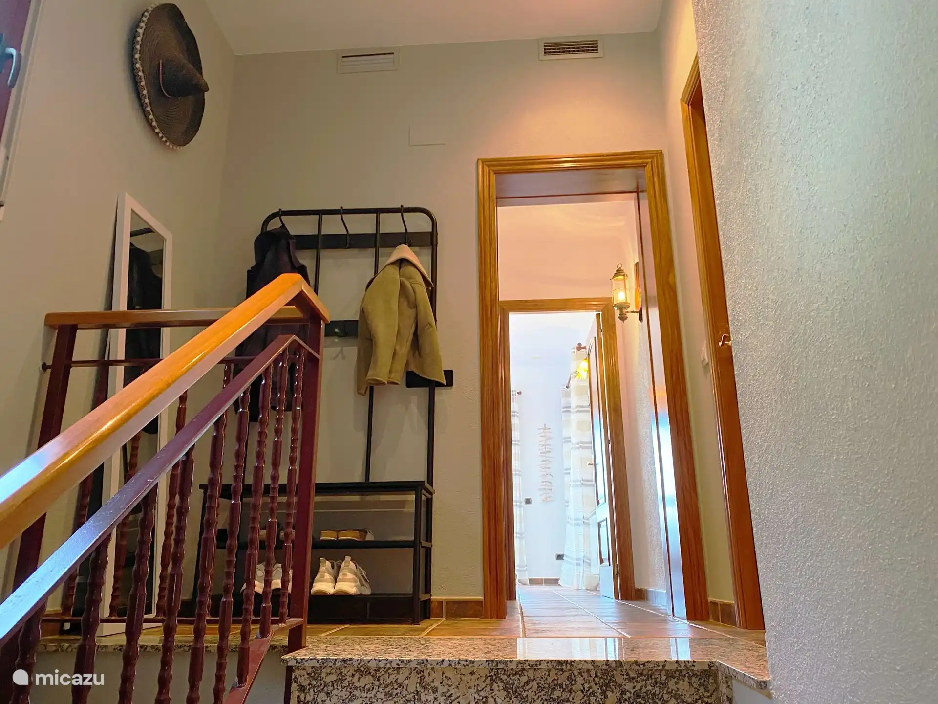 Là, vous trouverez une petite salle avec porte-manteau et miroir en pied