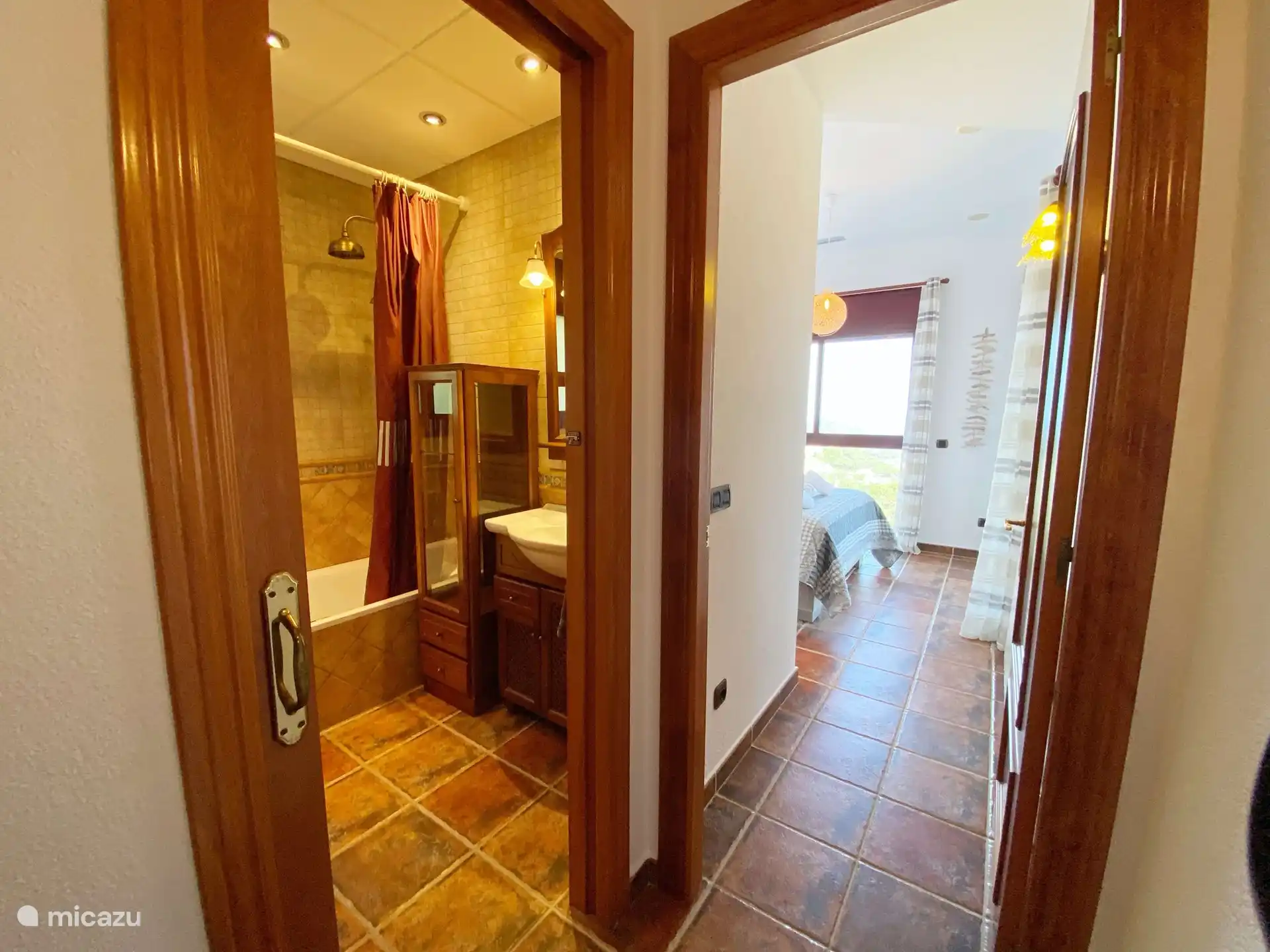 À votre gauche se trouve la salle de bain de cette chambre