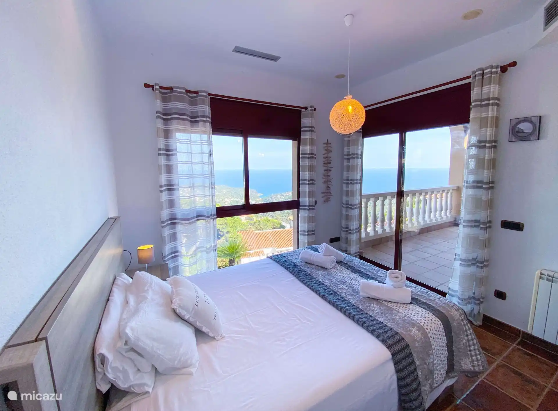 La chambre offre une magnifique vue sur la mer et est adjacente à un large balcon