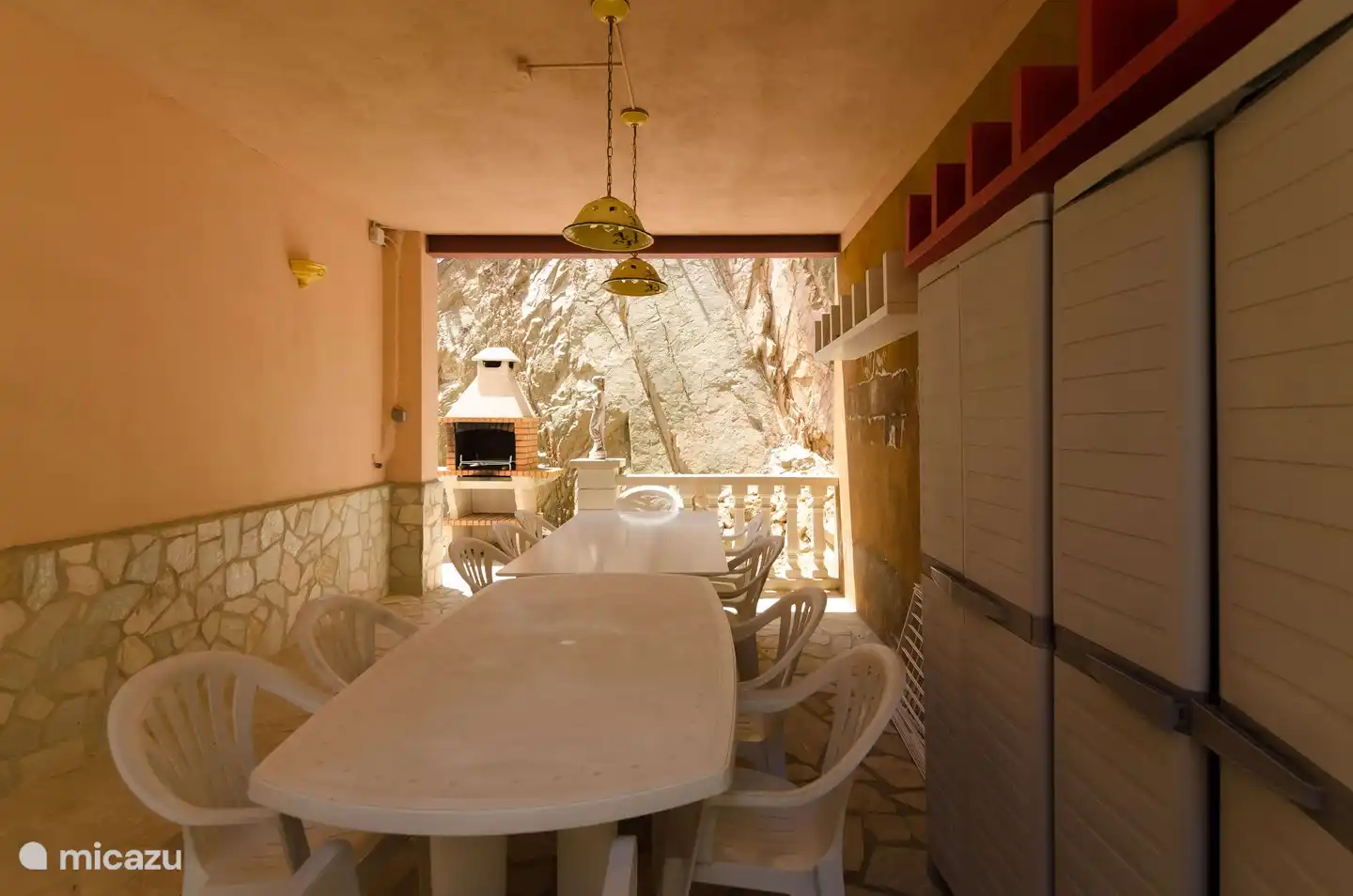 En bas derrière la maison se trouve un autre endroit ombragé