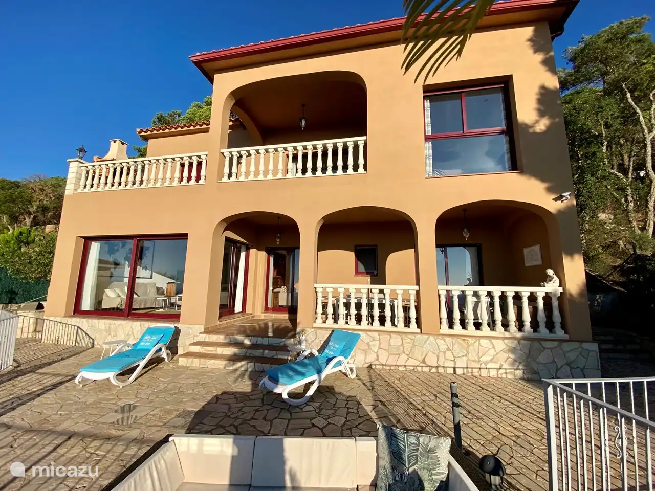 La villa a récemment été entièrement peinte 