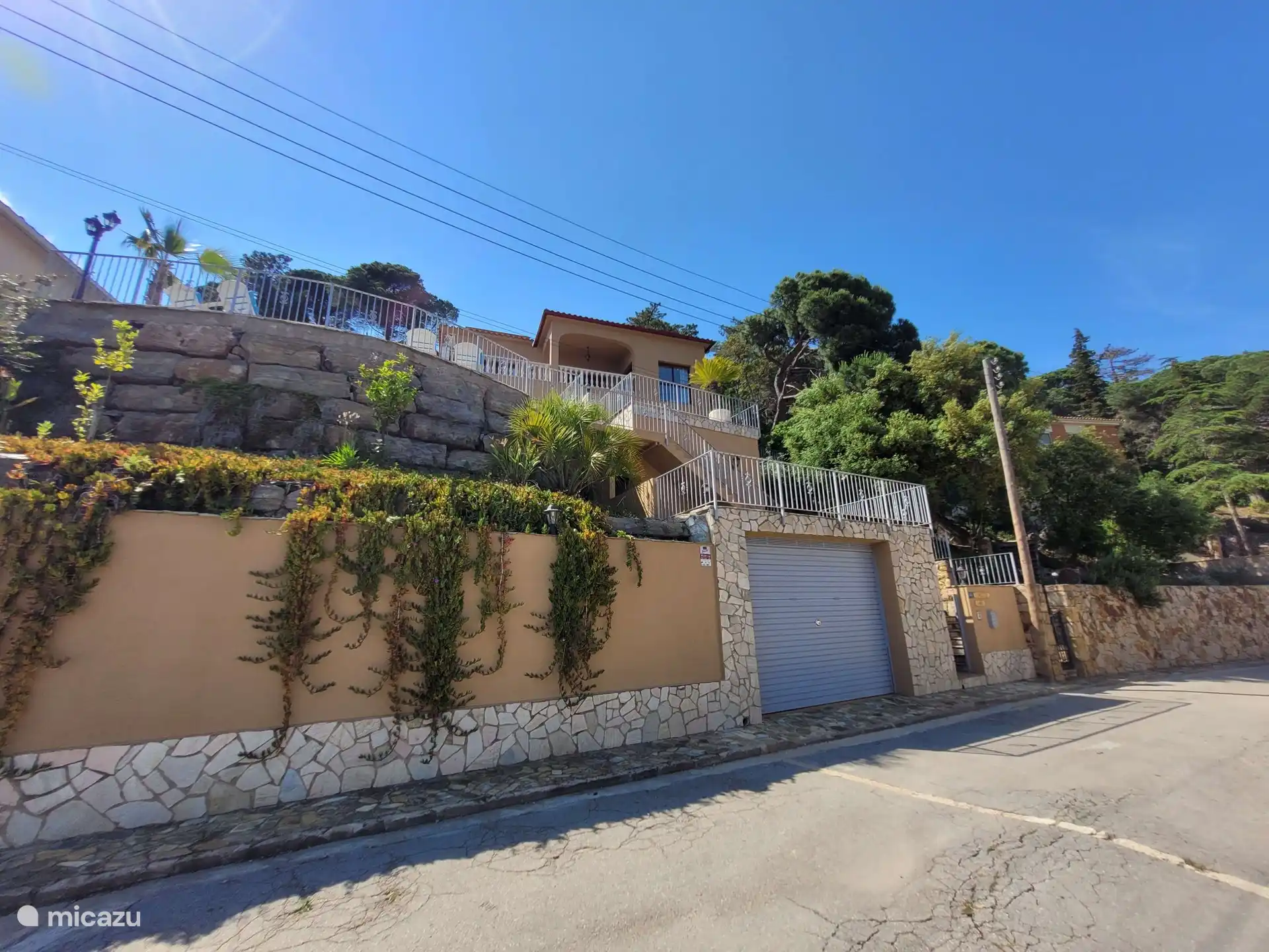 Villa Violetas, l’avant-dernière maison, est une impasse donc très calme (le garage est privé). Les escaliers ne peuvent pas être évités, donc malheureusement ils ne conviennent pas aux personnes handicapées.