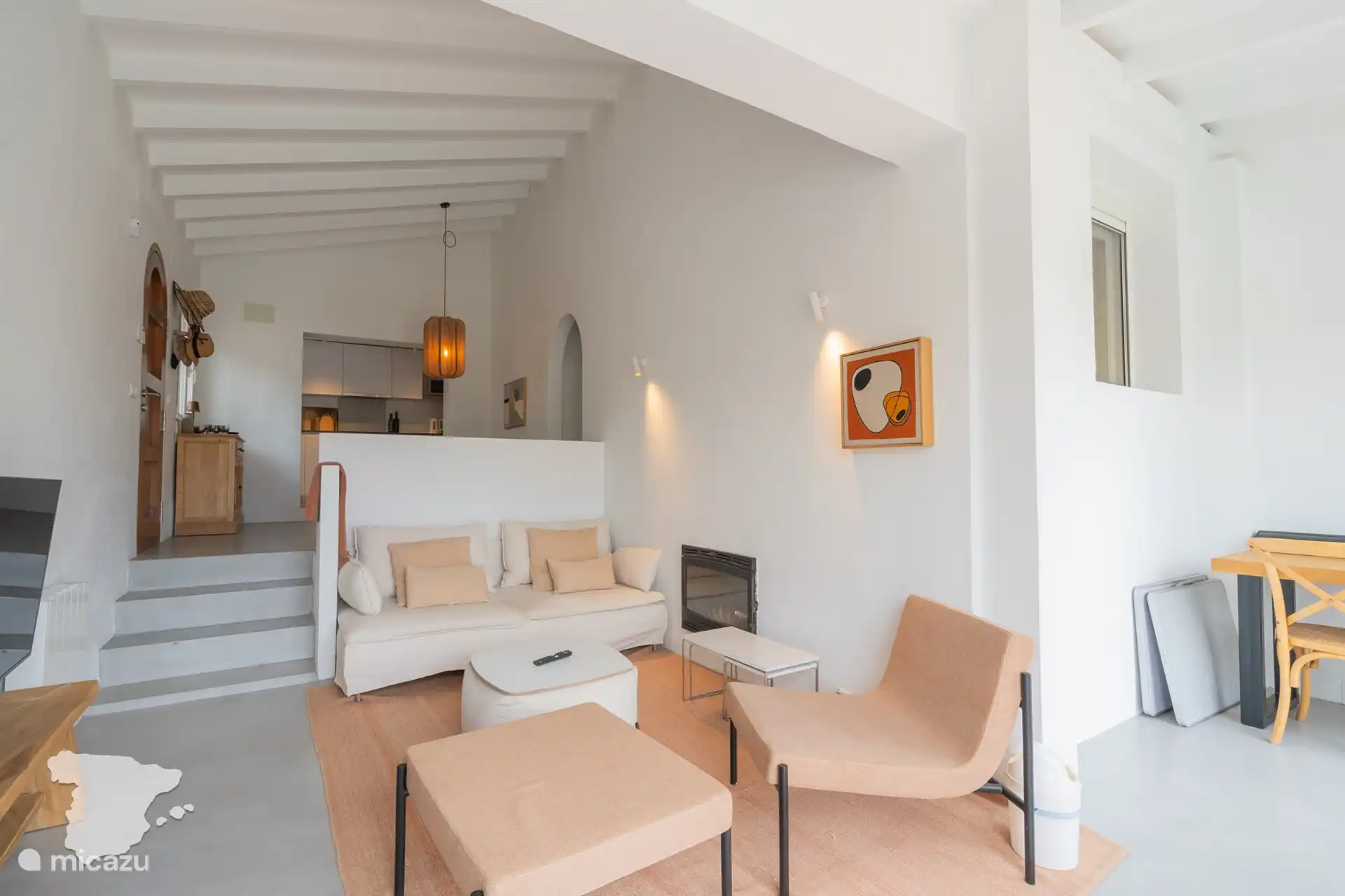 Wohnzimmer, ein paar Treppen runter