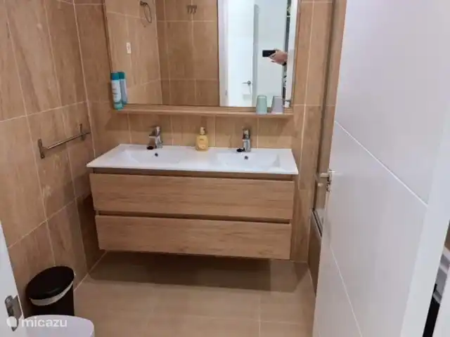 grande salle de bain avec baignoire et WC