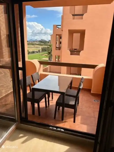 première terrasse avec vue sur la piscine, le golf, la mer et La Mang en arrière-plan