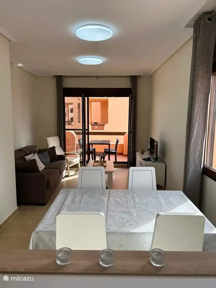 séjour avec coin repas donnant sur terrasse