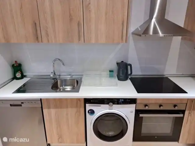 cuisine avec lave-vaisselle, lave-linge, four, micro-ondes, grille-pain, bouilloire, Nespresso, réfrigérateur avec congélateur