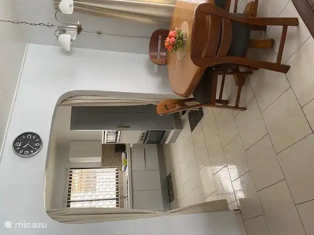 Dining set with a view to the kitchen